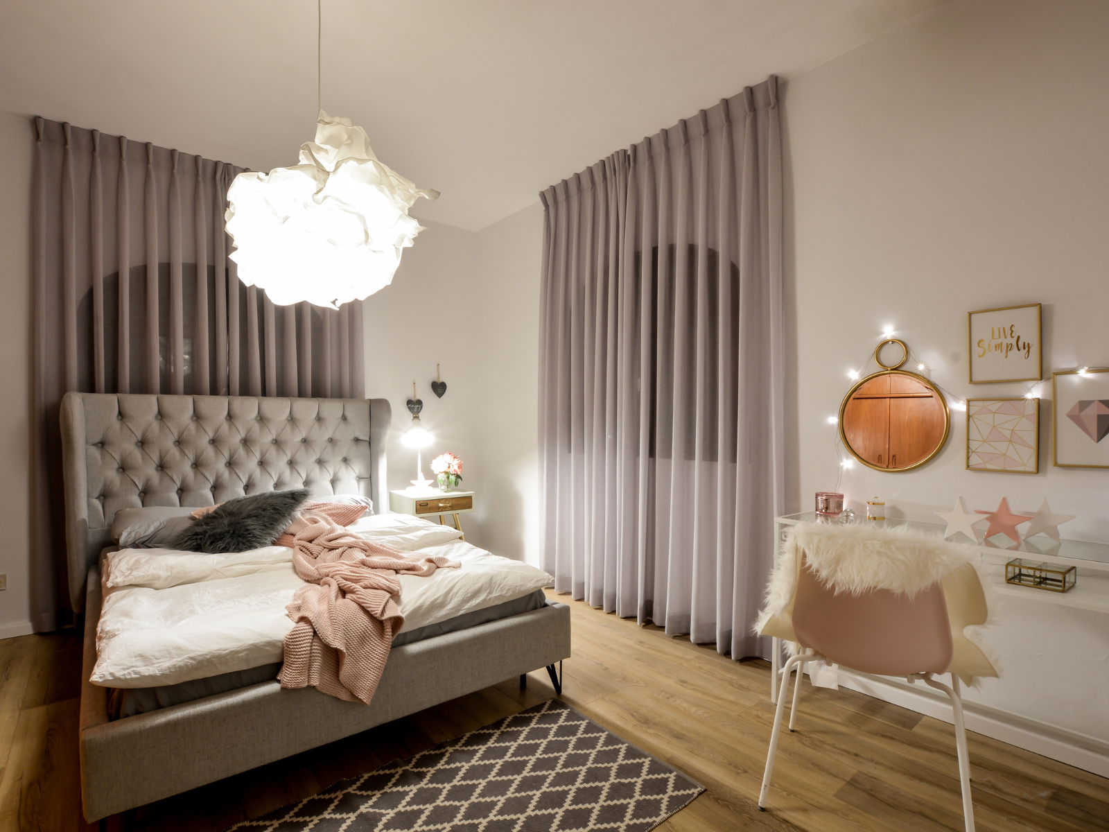 חדר שינה עם פינת איפור