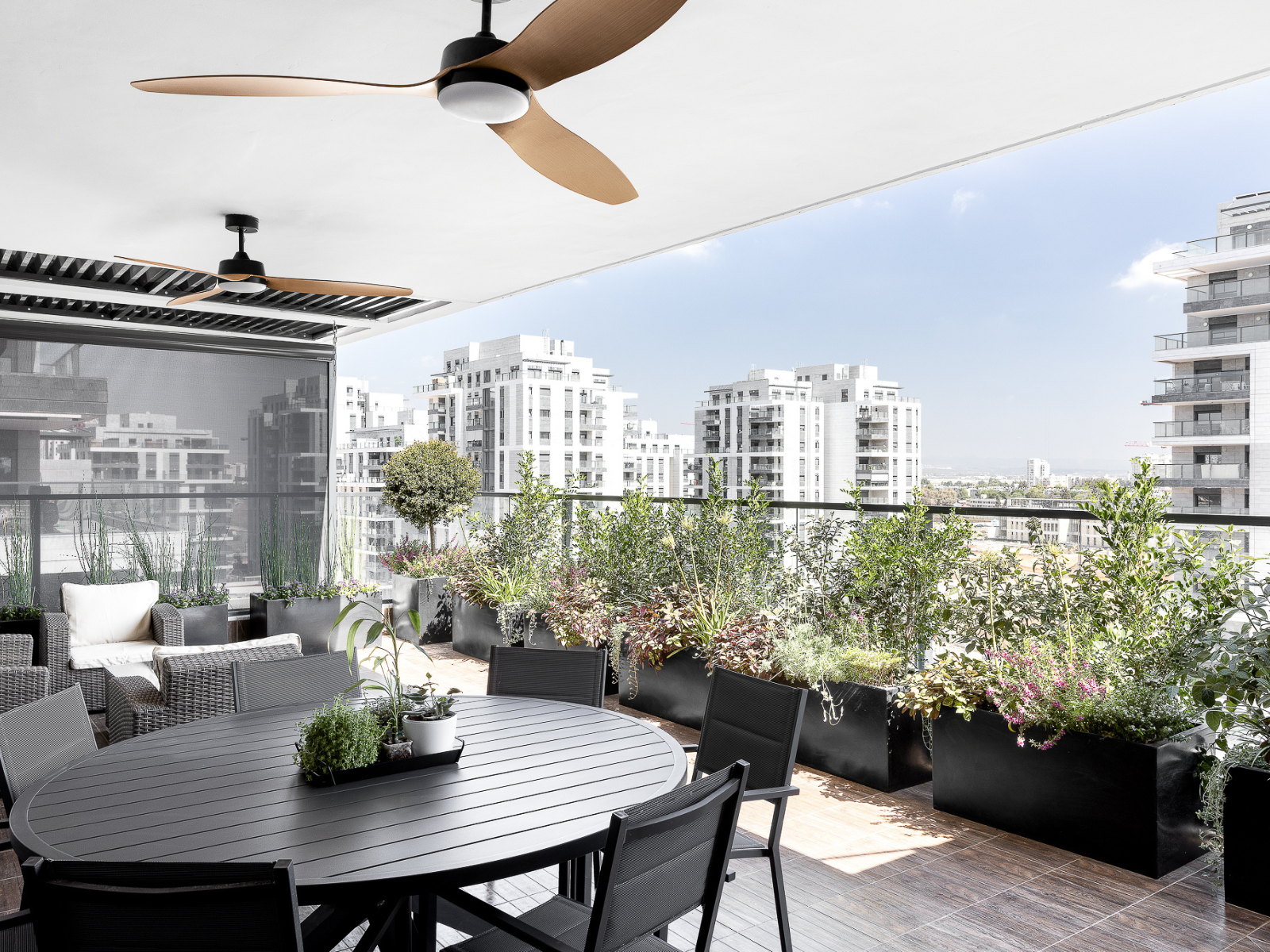 פינות אירוח במרפסת