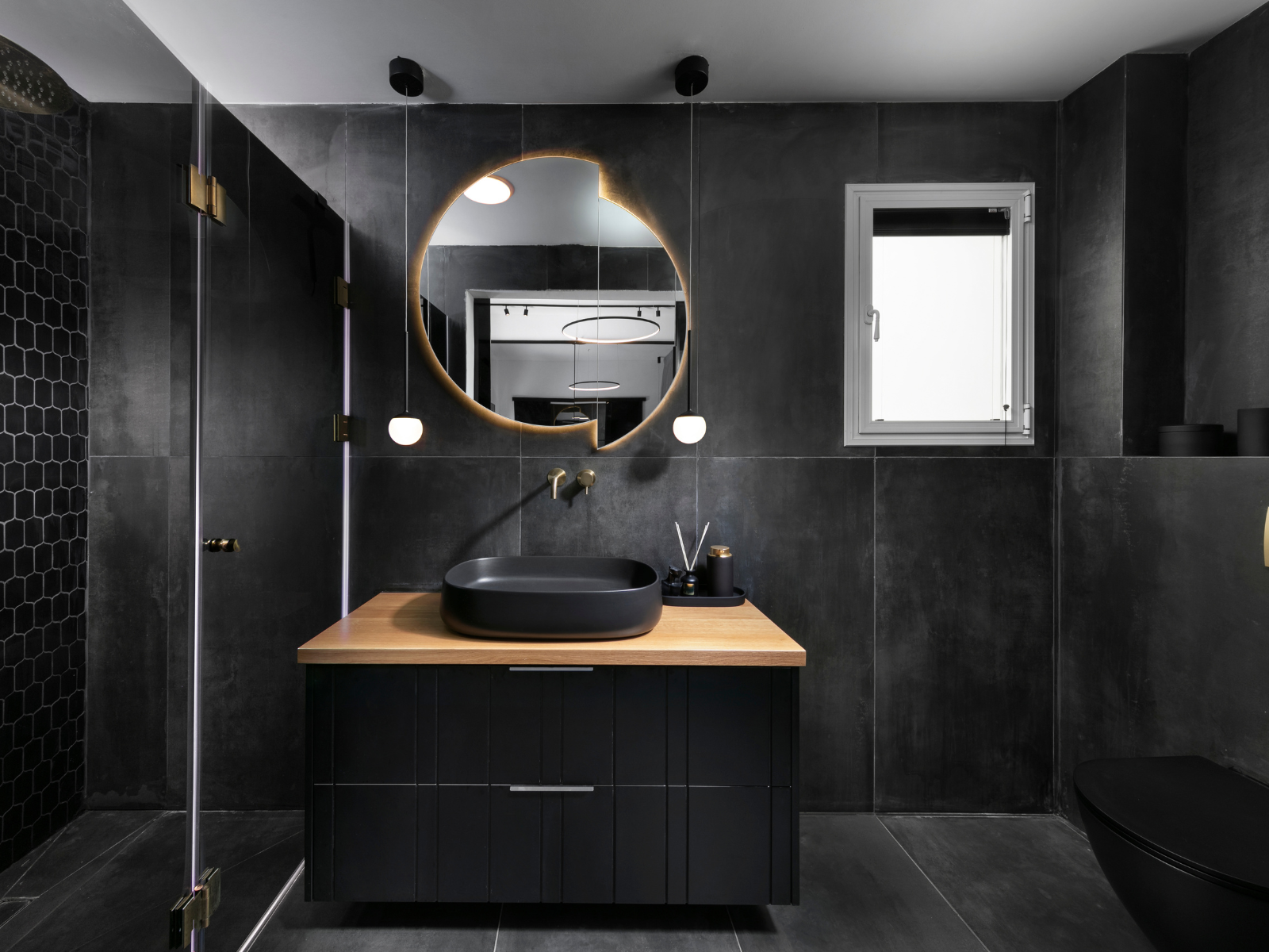 חדר רחצה שחור