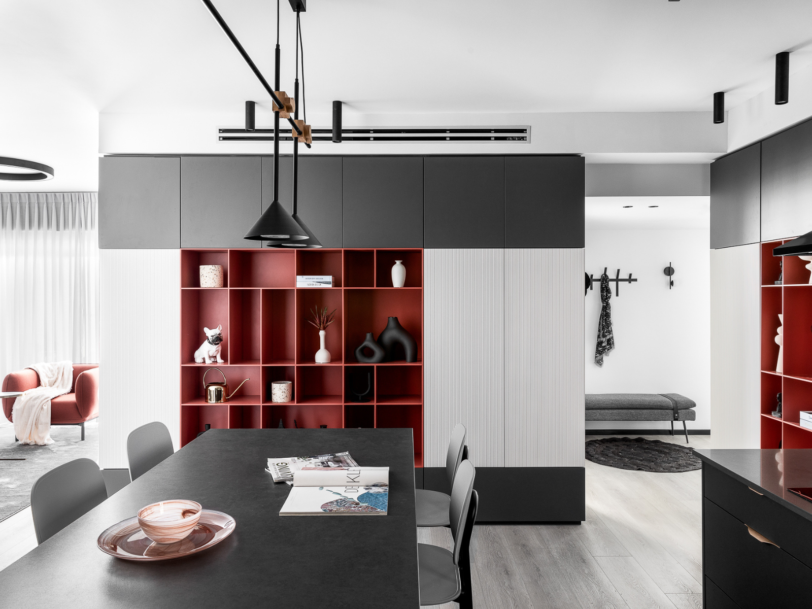 סלון לבן עם נגיעות אדומות