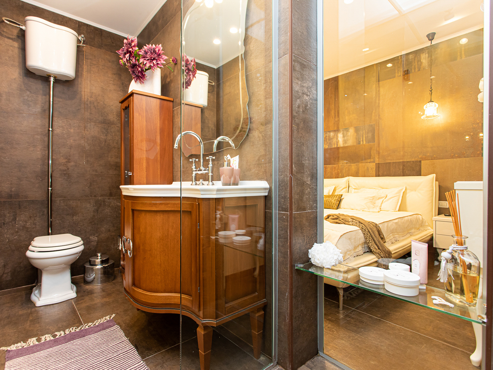 חדר שינה עם חדר רחצה צמוד