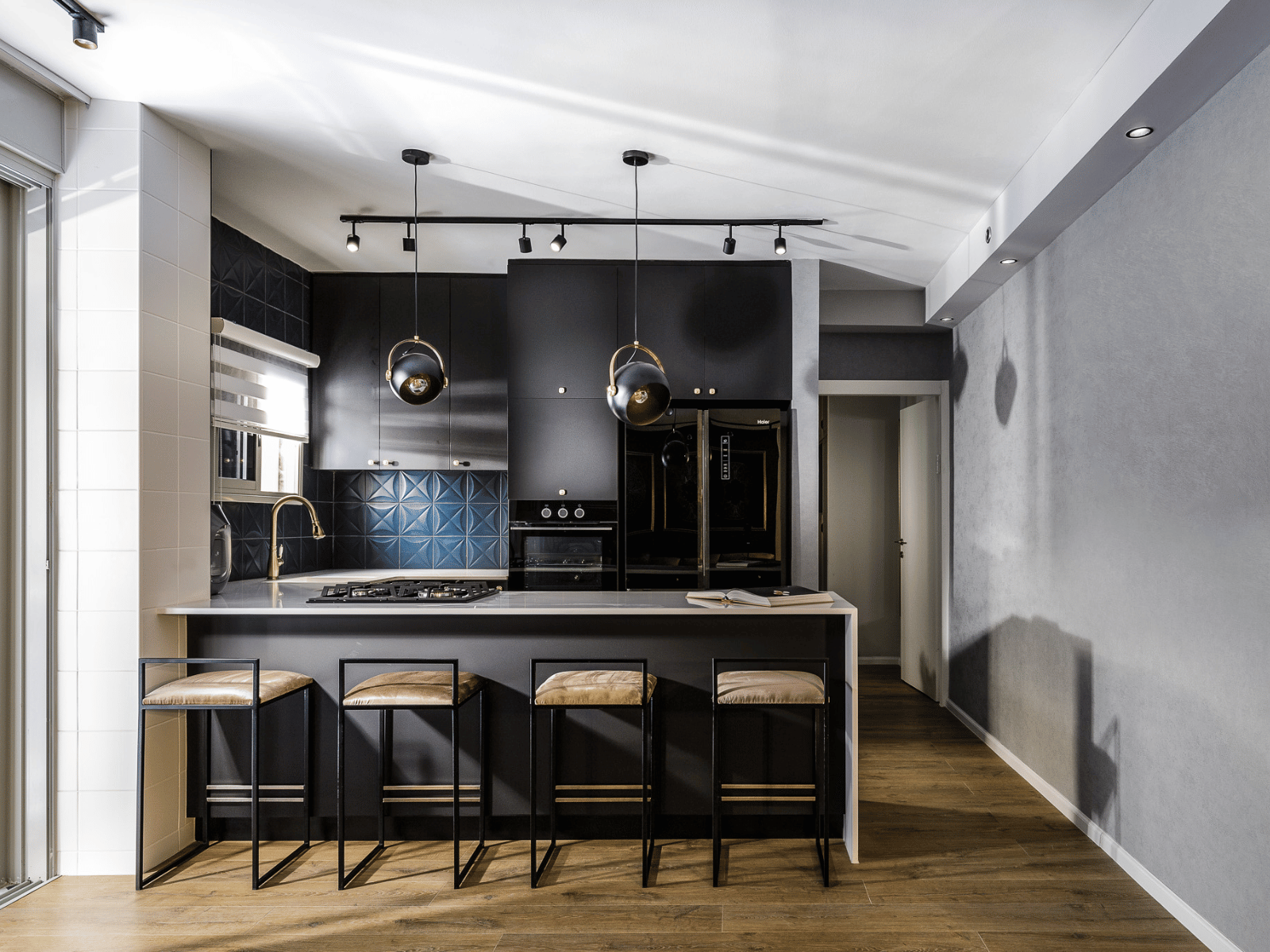 מטבח קטן ושחור