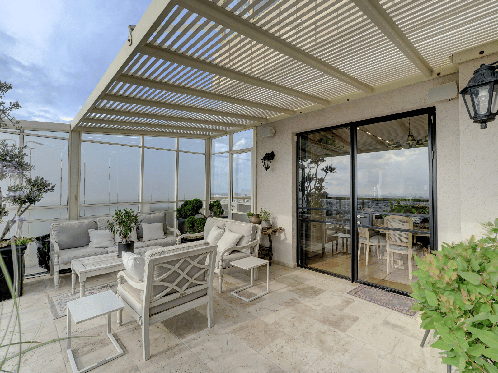 מעקה זכוכית