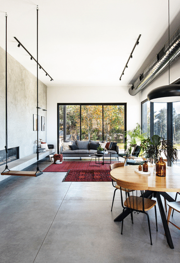 על צלע הגבעה: מתנדנדים בין מודרני לכפרי