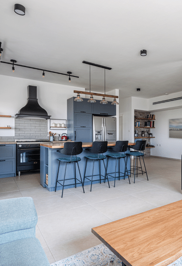 טוב לי בקיבוץ: בית בעיצוב כפרי מזמין, בגוונים מרגיעים