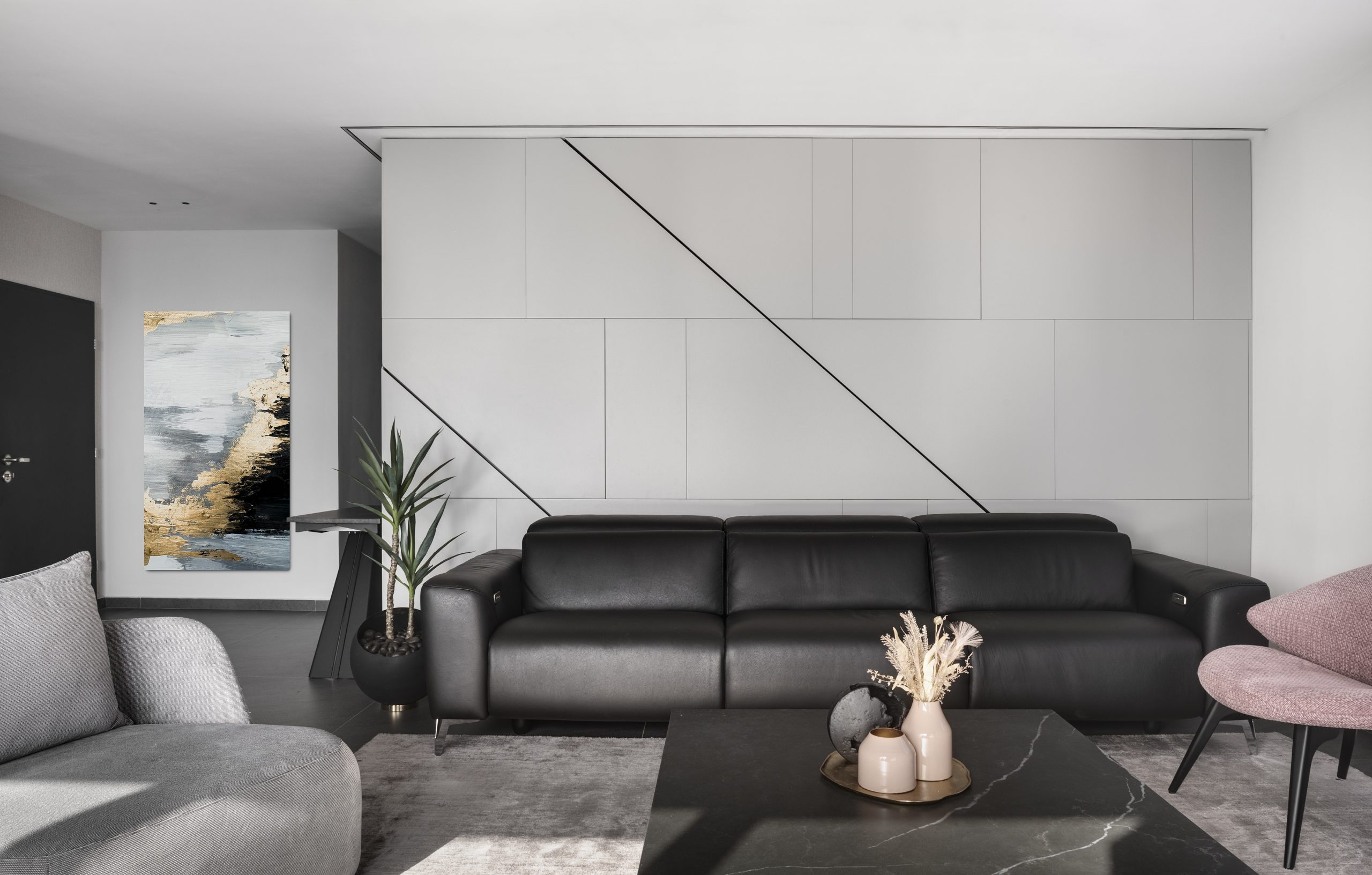 ספה שחורה על קיר כוח