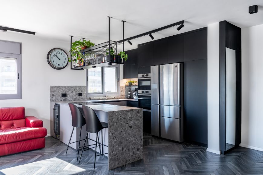 מטבח עם אי, ספה אדומה, עיצוב: עדי ורמוס