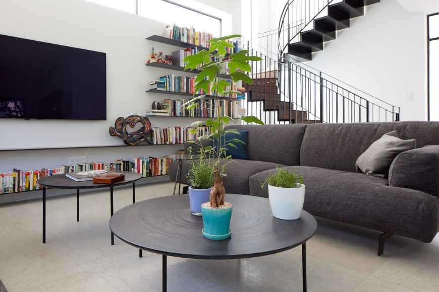 סלון, ספה, ספריה, עיצוב: אלה סהר, צילום: ליאור אביטן