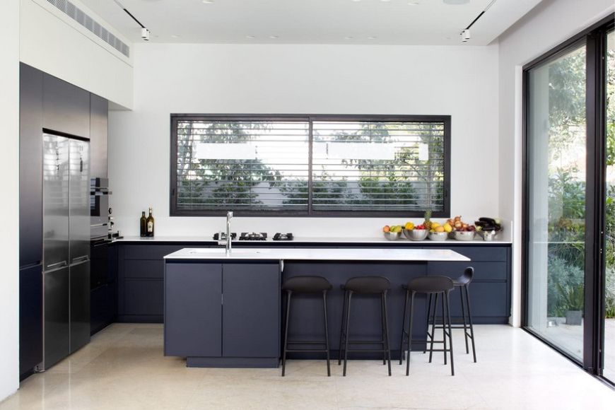 מטבח עם יציאה לחצר, עיצוב: אלה סהר, צילום: ליאור אביטן
