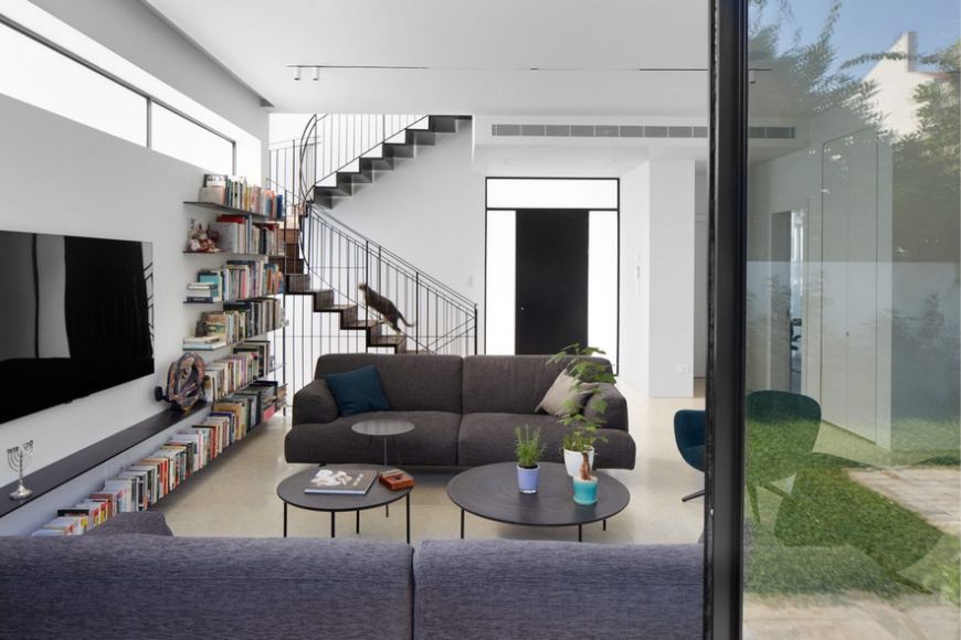 סלון, ספה, מדרגות, ספריה, עיצוב: אלה סהר, צילום: ליאור אביטן