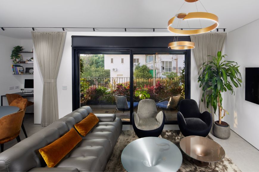 ספה אפורה בסלון,