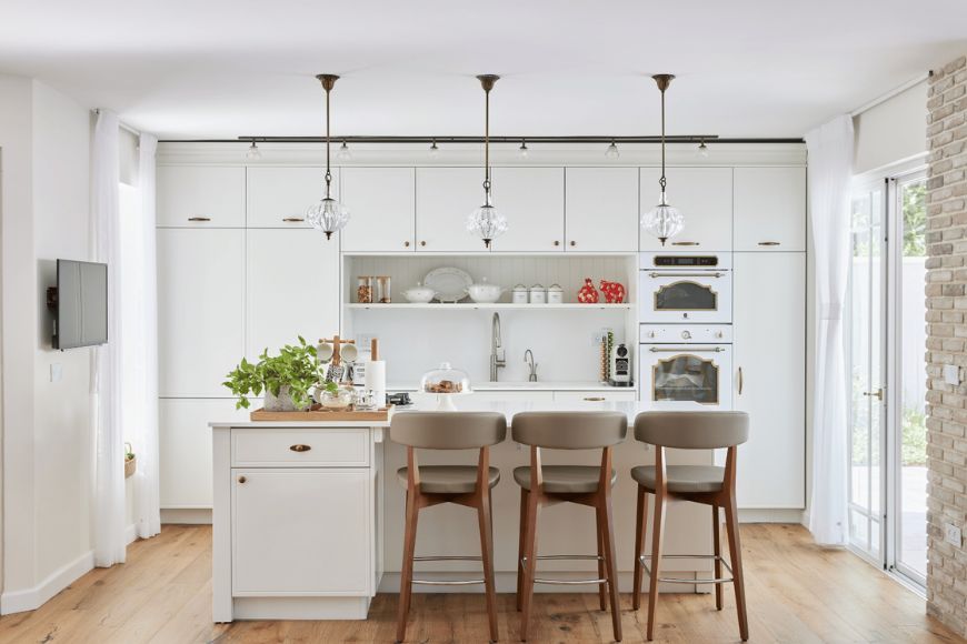 מטבח לבן, אי במטבח, עיצוב: אלה סהר, צילום: ליאור אביטן