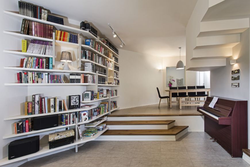 ספרייה ומדרגות בחצי מפלס