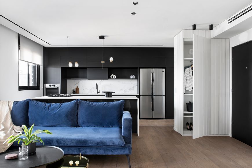 ספה כחולה בסלון, עיצוב: הילה קסיס