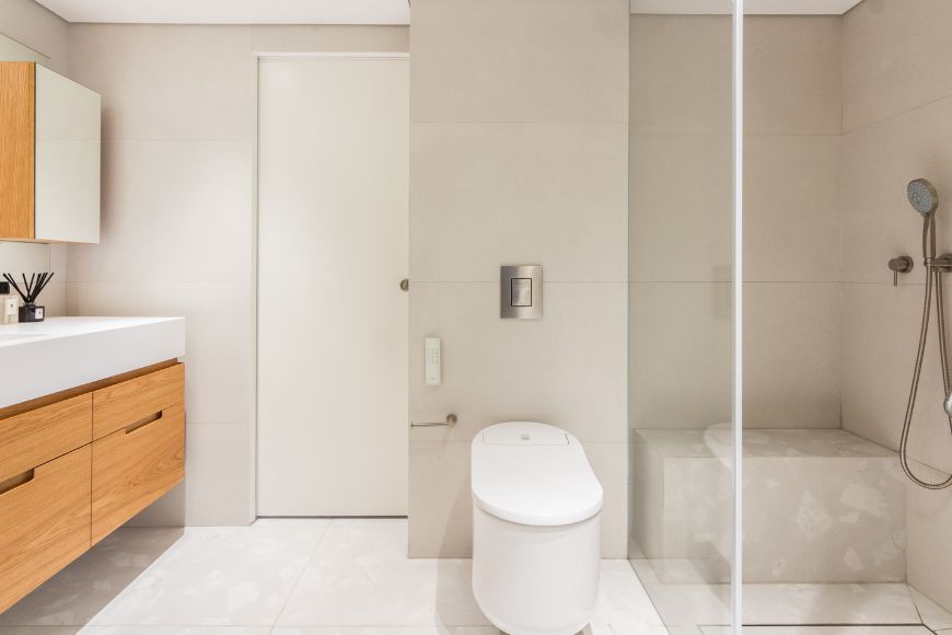 לבן ועץ בחדר רחצה, עיצוב: הילה קסיס