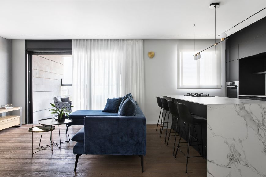 סלון, ספה כחולה, עיצוב: הילה קסיס