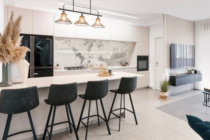 מטבח לבן, כסאות בר שחורים, עיצוב: טלי וייג