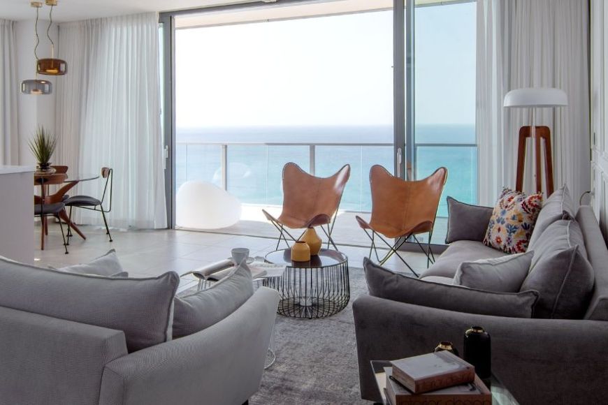 סלון עם נוף לים, עיצוב: טלי וייג