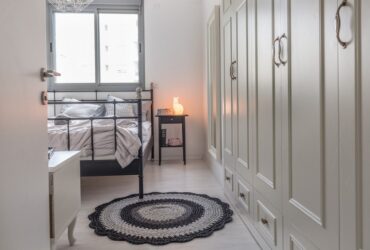 פנו דרך לבגדי החורף: צעדים פשוטים לפנות מקום בארון