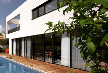 איזון חוזר: בית פרטי ומואר בכרכור מאזן בין ניגודים