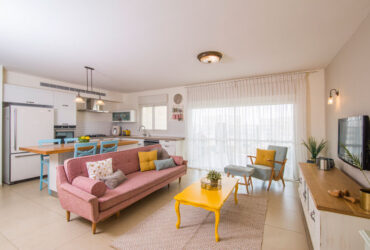 תוצרת בית: דירת קבלן הרמונית בנגיעות של צבעי פסטל