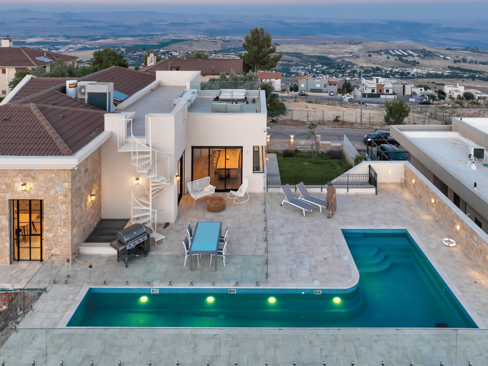 בריכה על הגג