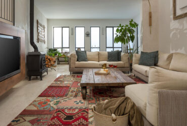 להתחמם עם העצים: מהפך עיצובי לקומת הקרקע של בית במושב