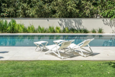 קפיצת ראש מהסלון: כל מה שצריך לדעת לפני שבוחרים בריכה לחצר הפרטית