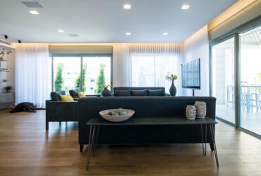 בגב חשוף: כי ספה צמודה לקיר זה פאסה