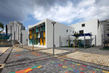 לבן, צנוע וידידותי: בית ספר שתוכנן לייצר געגוע אצל בוגריו