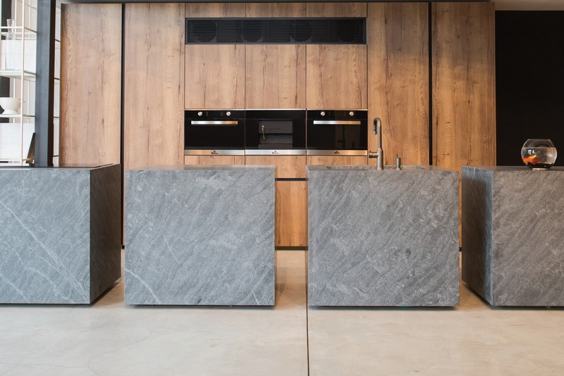 אי במטבח מורכב מארבע קוביות