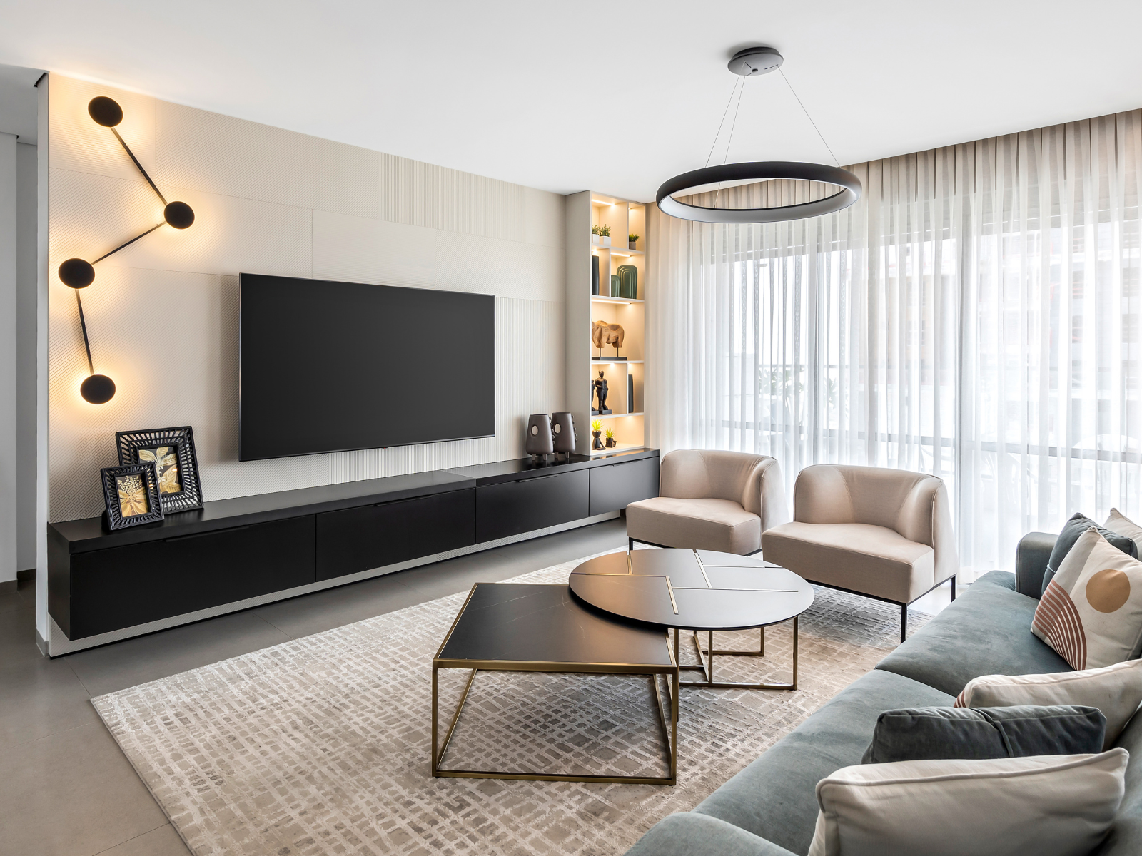 טלויזיה שקועה בקיר