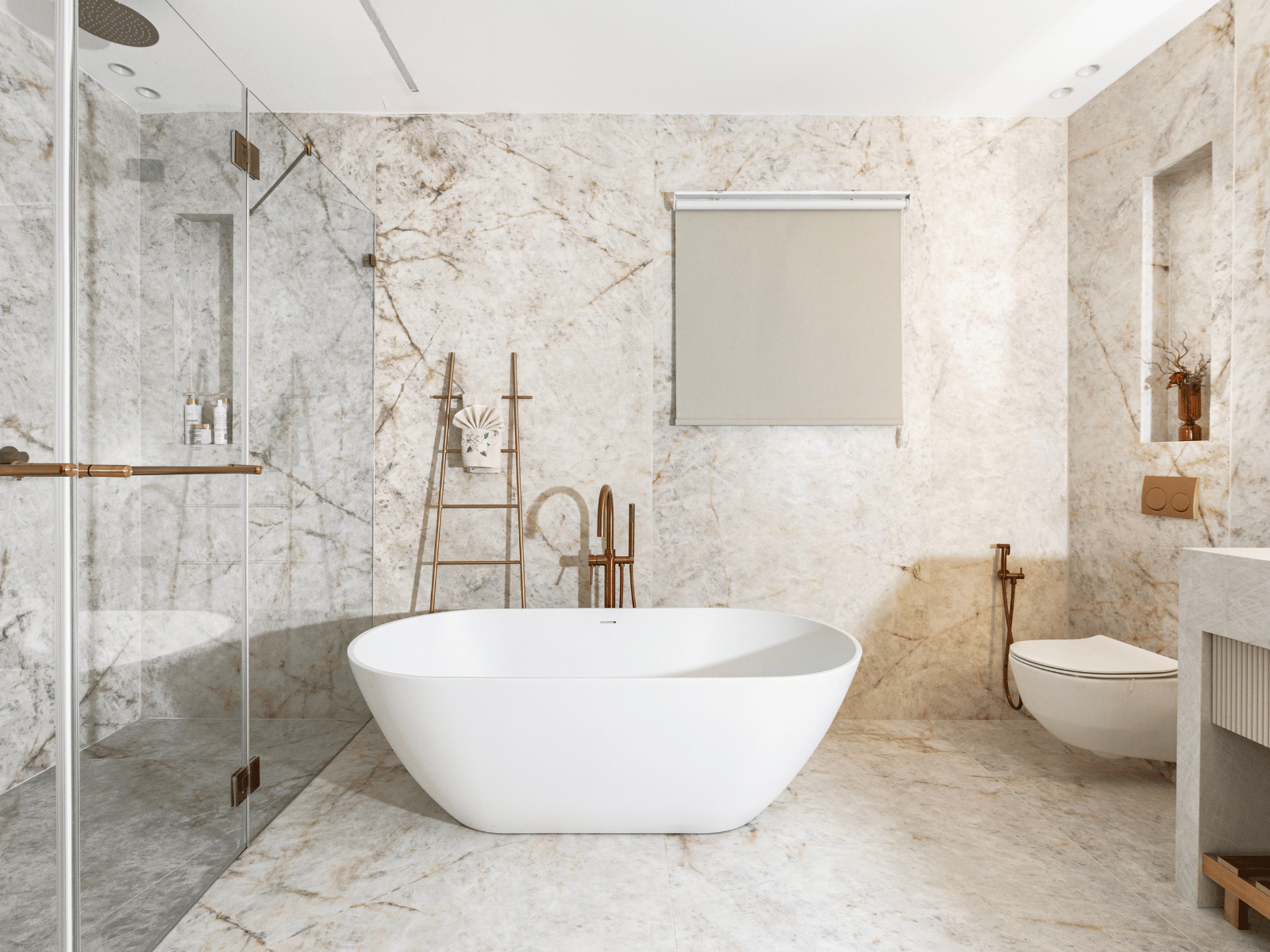 חדר רחצה גדול שכולו שיש