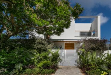 פשטות מודרנית: עיצוב מחדש של וילה מזמינה ביישוב בעמק חפר