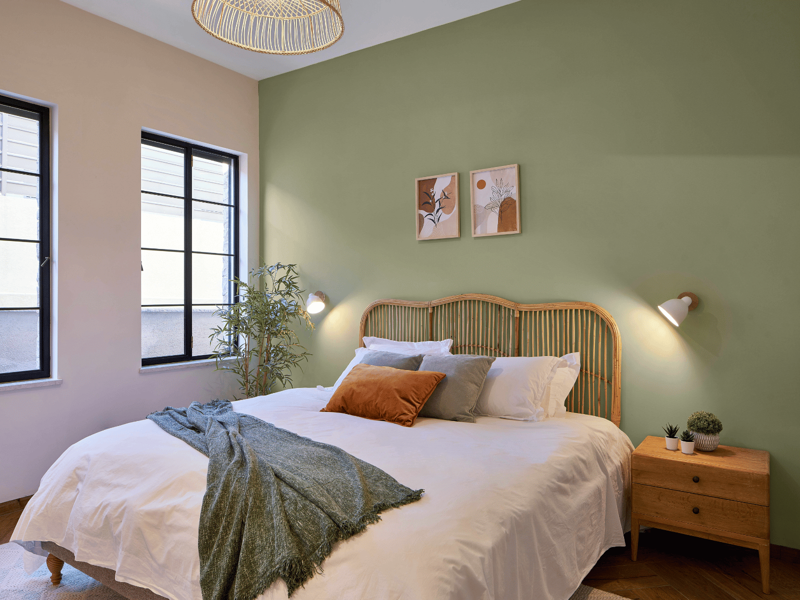 חדר עם מיטה מעוצבת