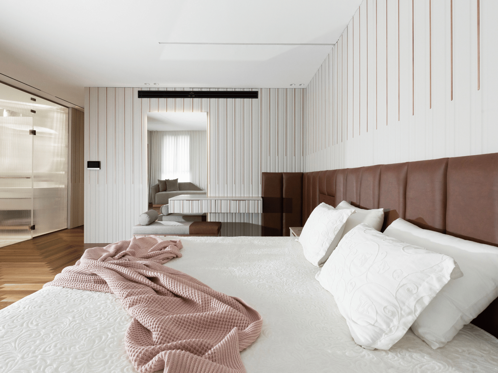 מיטה גדולה ורחבה