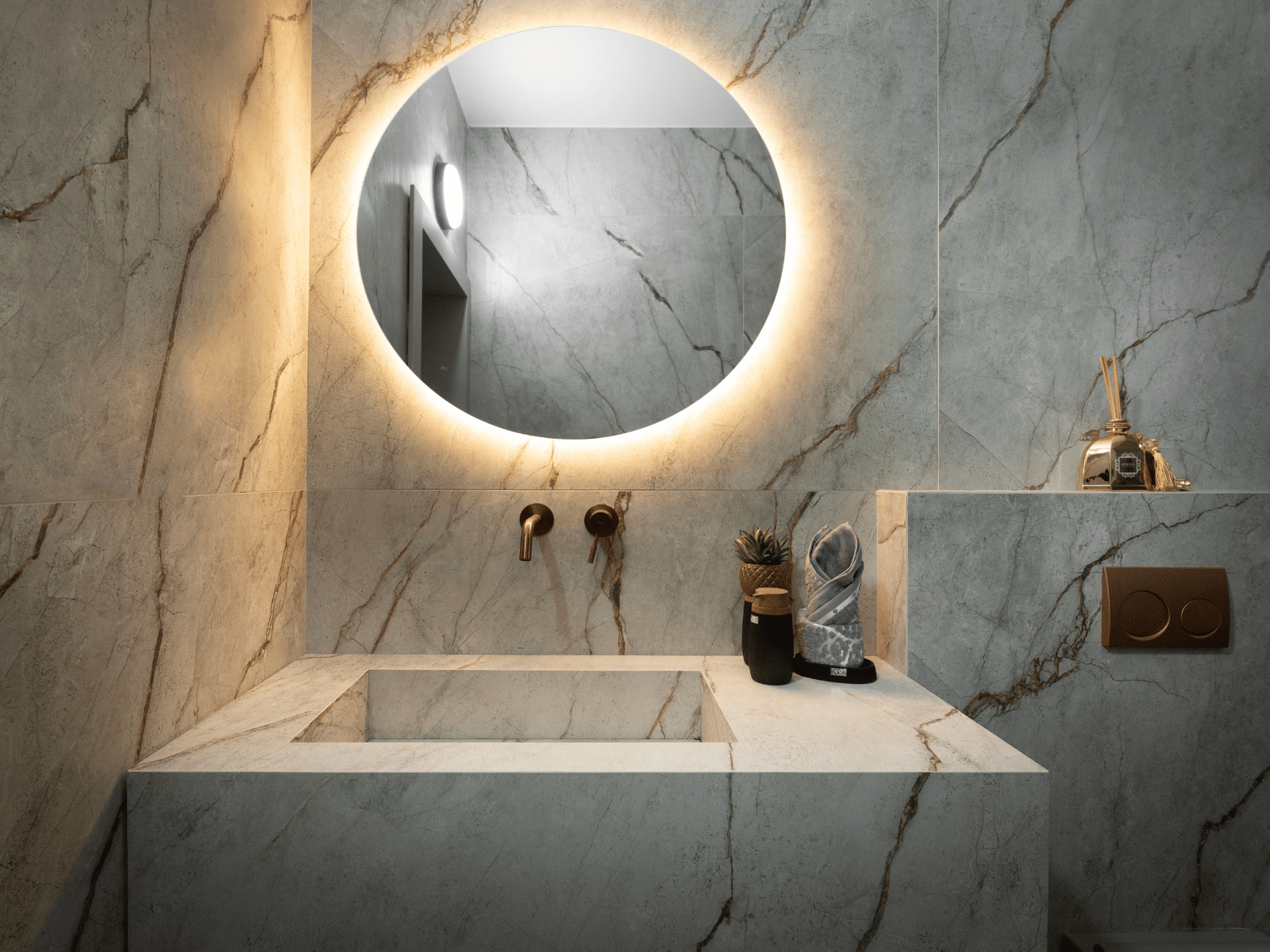 חדר שרותים שכולו שיש