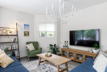 קלאסי עם טאץ' צבעוני: חידוש מדהים בבית פרטי