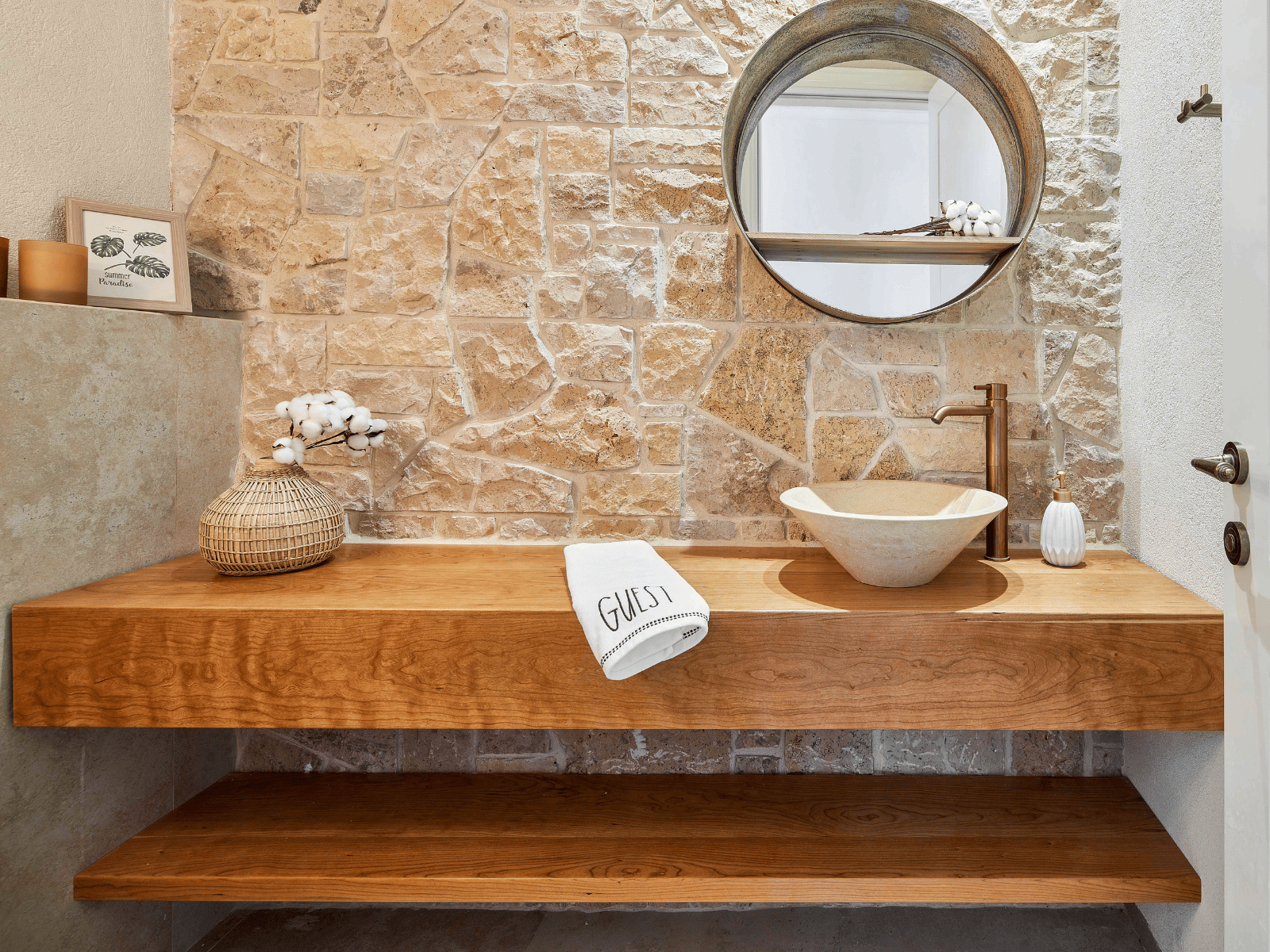 קיר כוח בשרותים