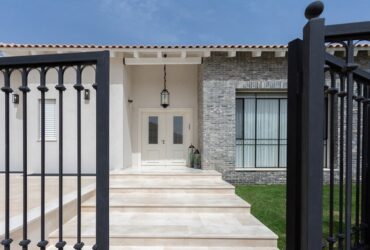 בין מודרני לכפרי: בית משפחתי ששילב בין שתי האהבות