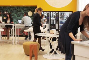 לאנץ' טיים: מטבחים משרדיים מעוצבים שמפנקים את העובדים