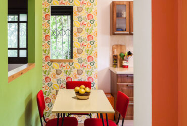 מהדהד במרחב: כך תשלבו טפט בטוטאל-לוק מעוצב