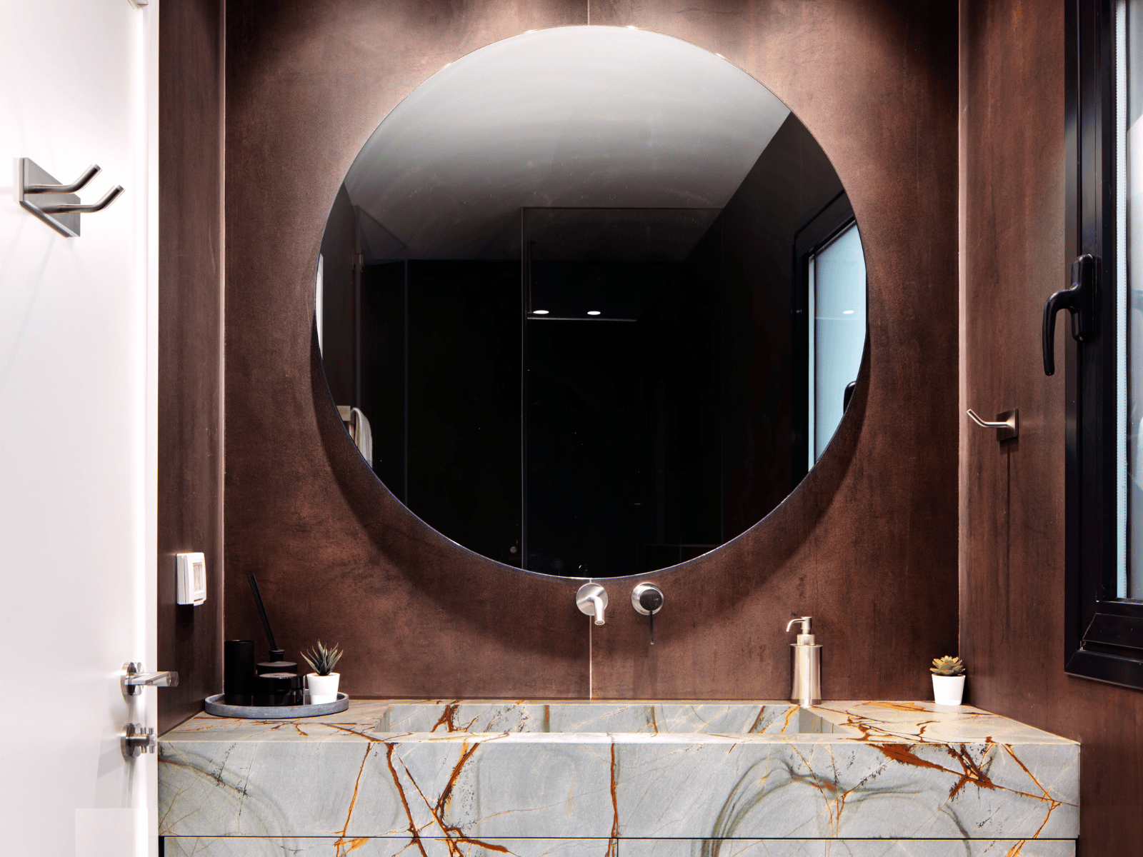 קירות בצבע ברונזה