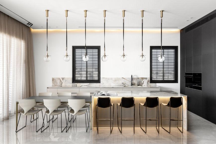 מטבח שחור לבן עם פינת אוכל, עיצוב: דנית רוטמן