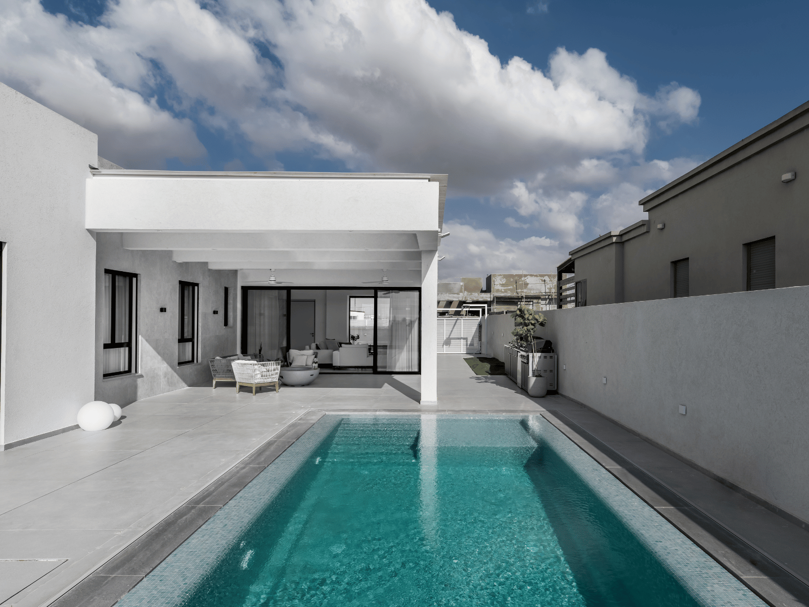 בריכה מחוץ לבית