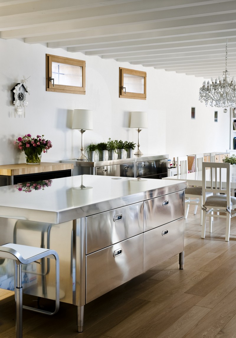 אי במטבח עשוי נירוסטה