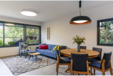 הגשמת חלום בהפתעה: דירה סטנדרטית שהפכה למודרנית צבעונית וחמימה