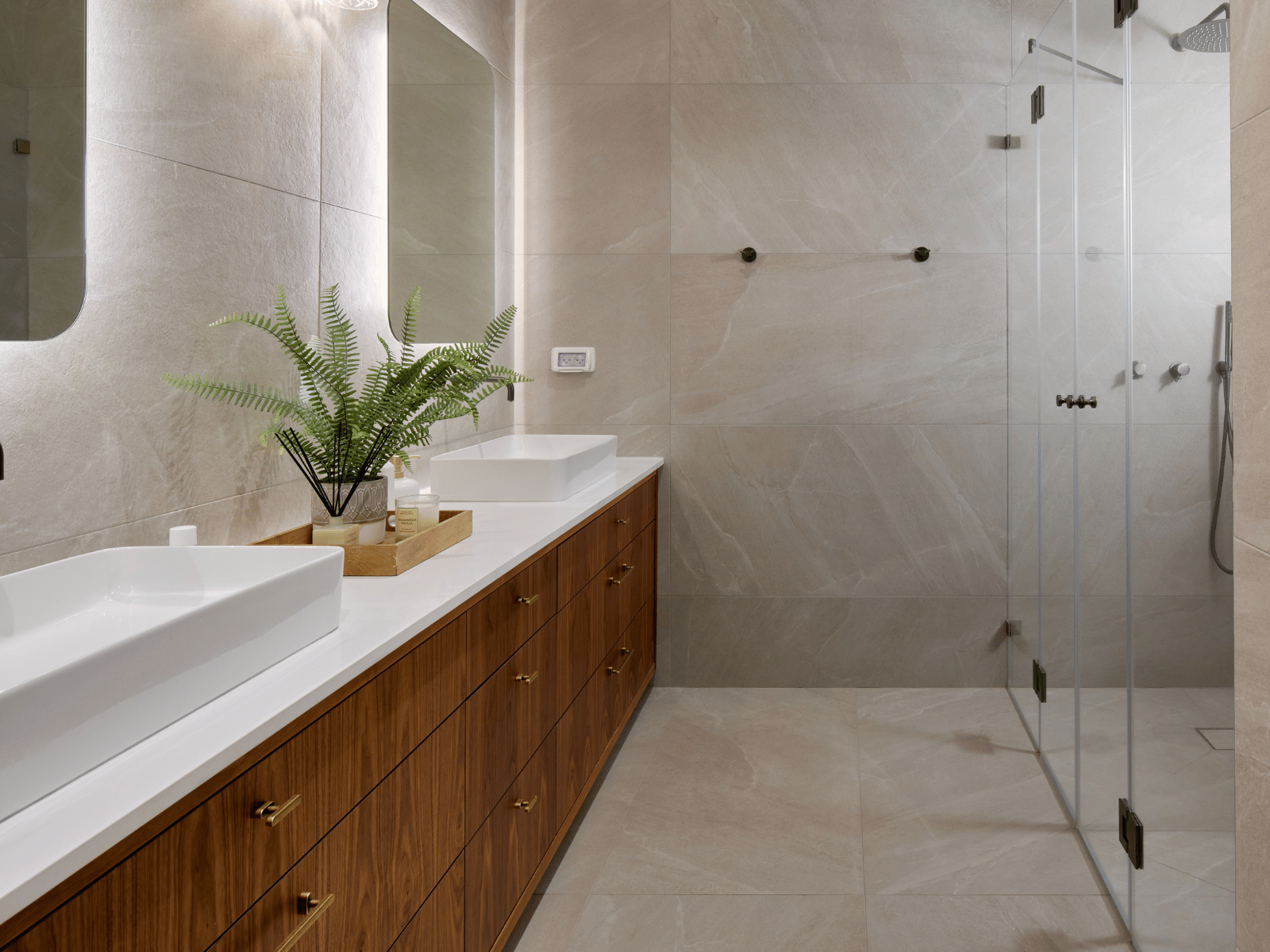 חדר רחצה עם שני כיורים