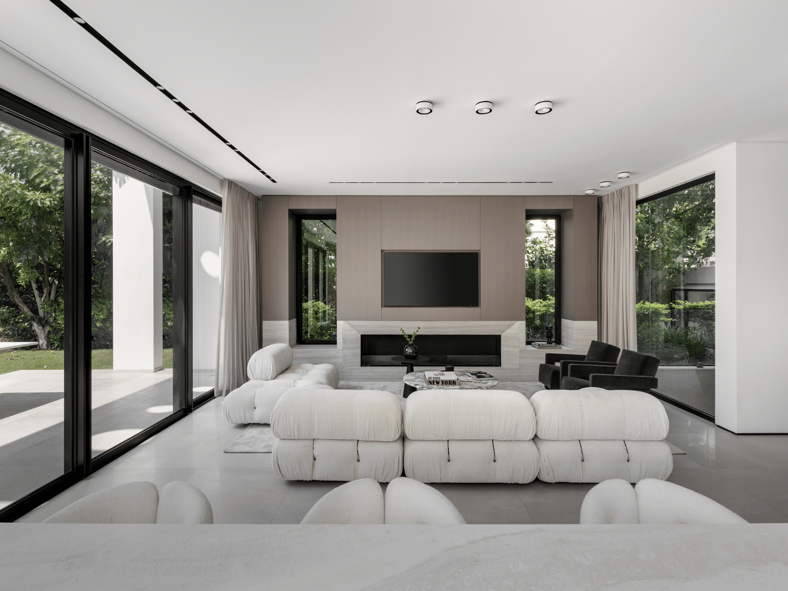 קיר מרכזי בסלון