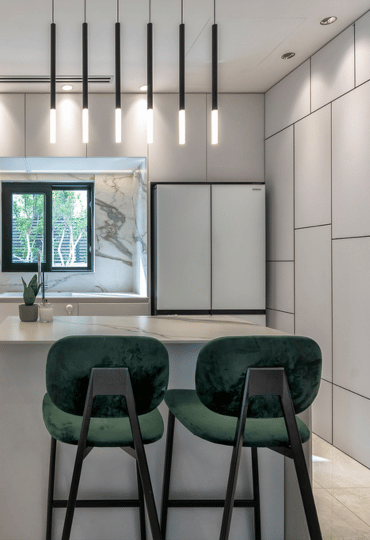 שיפוץ מקורי: מה מסתתר מאחורי קיר הכוח שבסלון?